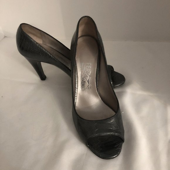 Salvatore Ferragamo gray faux snakeskin peep toe pumps Size 7.5 - Picture 1 of 2